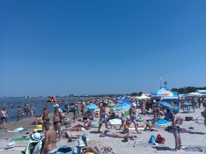 Огромное количество людей на пляже ежедневно