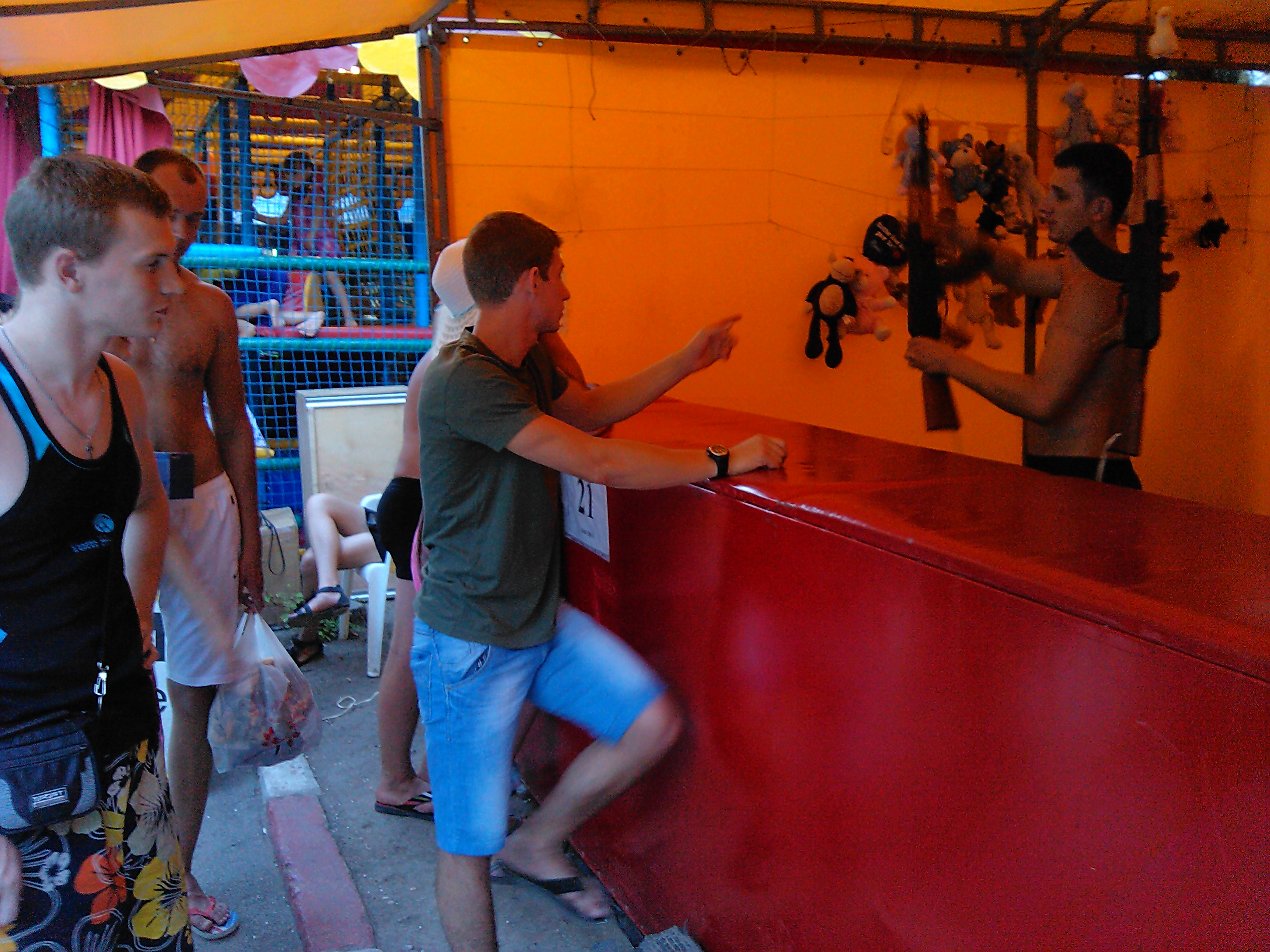 Стрельба из автомата на игрушки Стрельба из автомата на игрушки